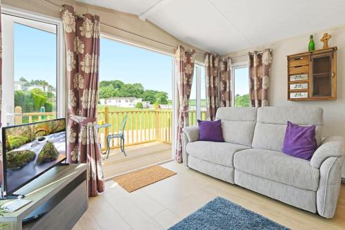 Newton Saint Cyres Ski Chalet | Meadow View Splash Retreat - Heated Communal Swimming Pool & Fishing Nearby