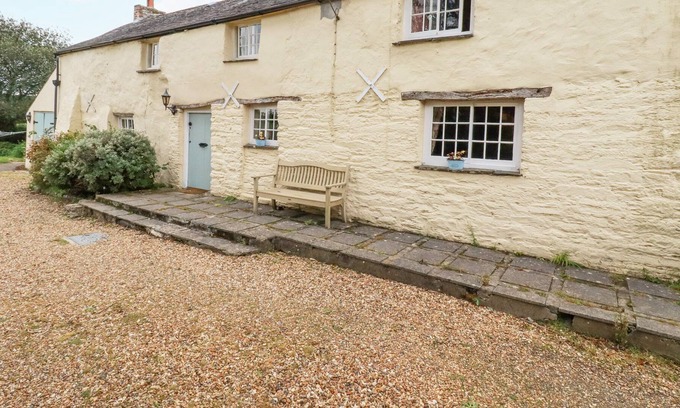 Burlawn House | MEADOWSIDE COTTAGE, pet friendly, with open fire in Wadebridge