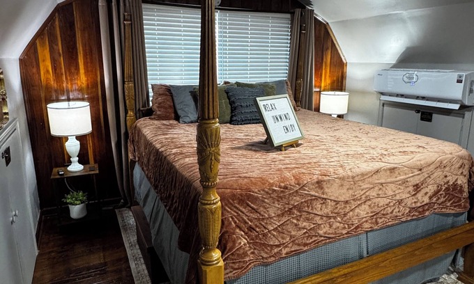 Hillsboro House | Meadowview Guest House -Couple's Hot Tub Getaway-1 Bedroom Studio