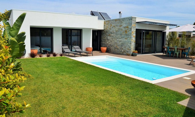 Fornos House | Meco Beach and Pool Villa