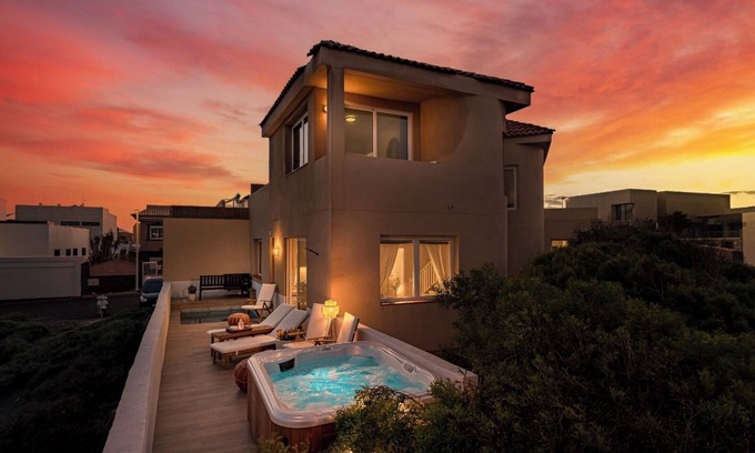 Granadilla de Abona Villa | Medano Seaside Villa, Jacuzzi & Pool