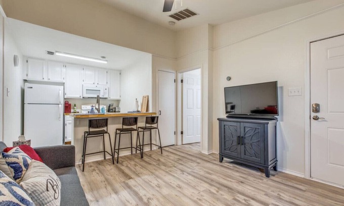 Fulton Apartment | MedCenter Gem! Centrally Located