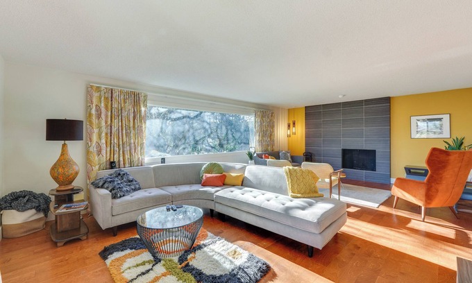 Medford House | Medford Vacation Rental w/En-Suite Bathrooms!