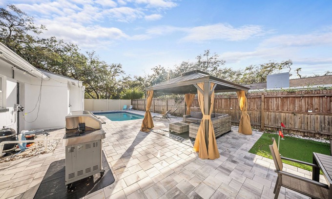 Carrollwood House | Mediterranean Oasis! Pool, Putt Putt, & Grill!