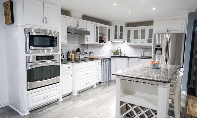 Irving House | Mega House: 7 bed 3 bath! King & Queen beds!