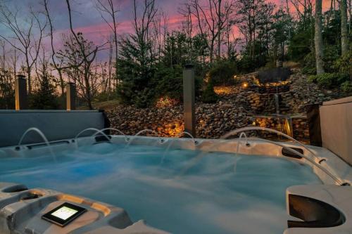 Rocky Grove House | Mega Spa, Fire Pit, Views, sleep 18, Arcade, Karaoke, Gaming System