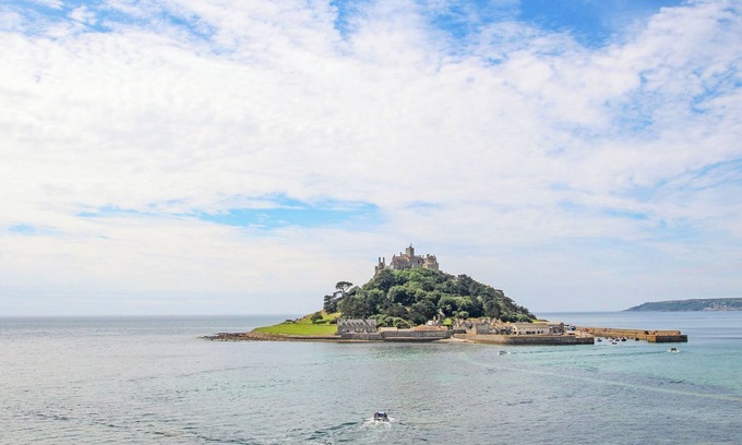 Marazion House | MELEDOR, family friendly, character holiday cottage in Marazion