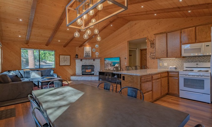 Moonridge House | Mellow Moonridge - Cozy 2 bedroom, Smart TV, Barbecue, Deck