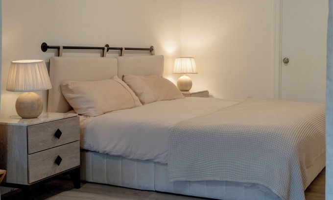 Los Angeles Apartment | Melrose Side Hideaway – Prime WeHo Location