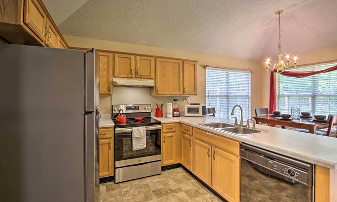 Lakes of Forest Hill Cottage | Memphis House w/Yard 25 Minutes to Beale Street!