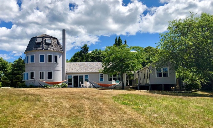 Chilmark House | Menemsha Pond waterfront Available July 21 till 1 August, Sept ,Oct 2025