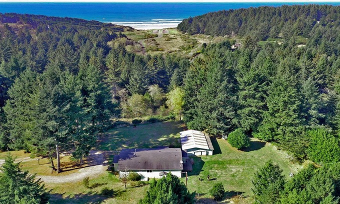 Bandon House | Merchants Beach Ranch House: Ocean views and close to Bandon Dunes Golf Resort
