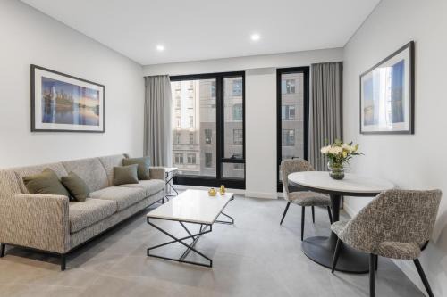Melbourne Central Business District Hotel | Meriton Suites Melbourne
