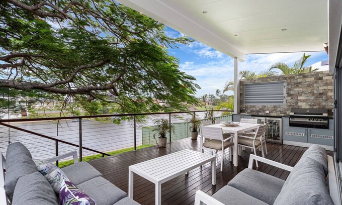 Mermaid Waters House | Mermaid Waters Waterfront Hideaway