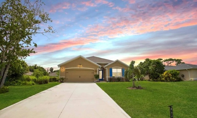 Sebastian Highlands House | Mermaids Cove - Spacious retreat in Sebastian beach town.