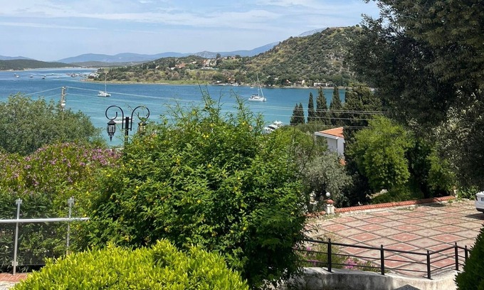 Ildır Koyu Apartment | Mesmerizing Flat with Shared Pool in Cesme, Ildir