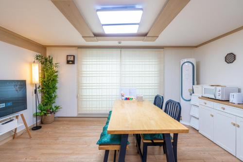 Seo-gu Apartment | Metro Stay Daejeon Cozy home at transport hub