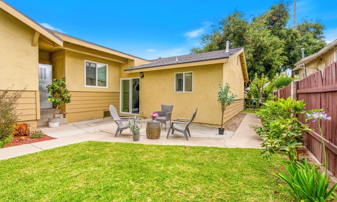 Monrovia House | MI- Ranch style 3 bedroom 2 bath Quiet & safe Neighborhood king-bed!