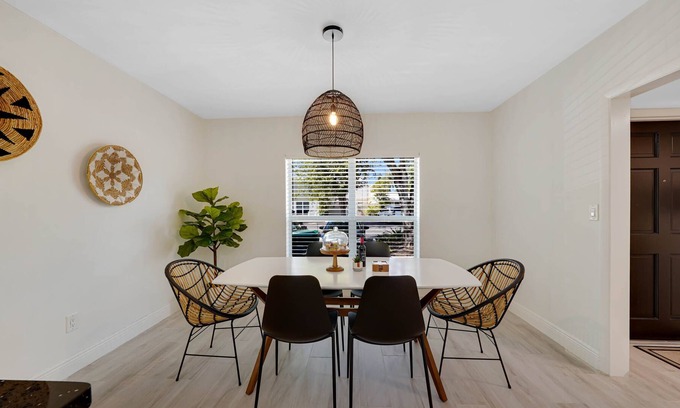 Miami Lakes House | Miami Lakes Waterfront Townhome Conveniently Located