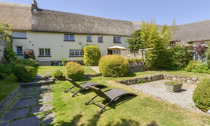 Drewsteignton Cottage | MICHAELMAS COTTAGE, pet friendly, with a garden in Drewsteignton