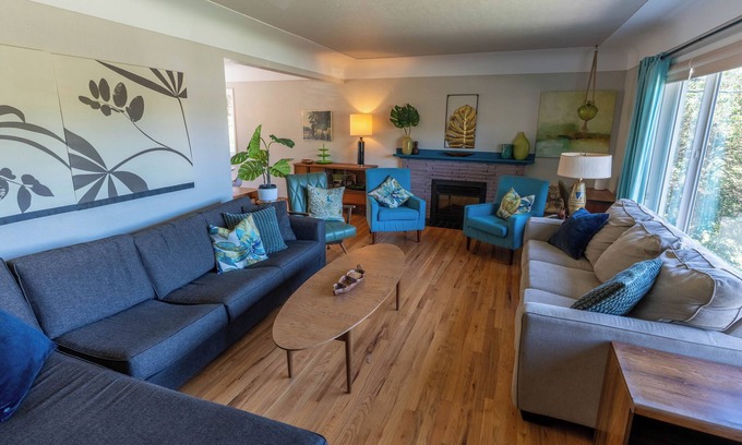 Saanich East House | Mid-Century Modern Apartment @ Horner Park