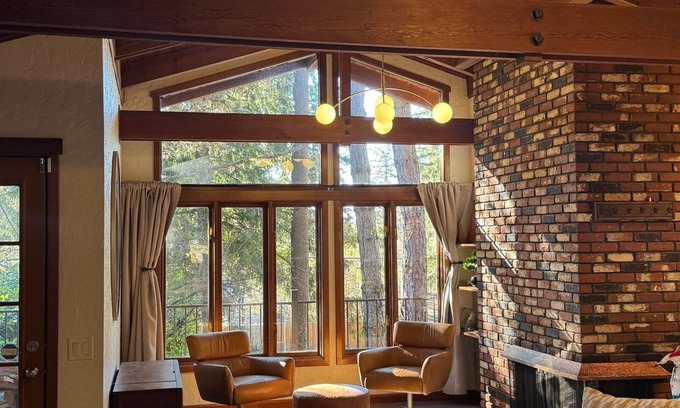 Cedar Hills House | Mid-Century Modern Beauty - Movie Theater, AC!