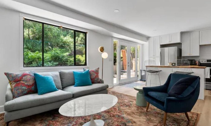 West Kelowna Estates House | Mid-Century Modern Dream Retreat