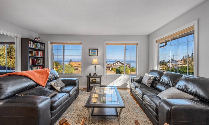 Courtenay House | Mid Island Ocean View Paradise B&B