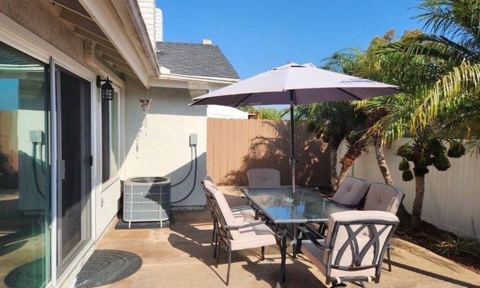 Bay Terraces House | Mid-term to Long-term. BBQ Grill. Private Backyard. EV Charger.Central Air