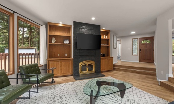 Issaquah House | MidCentury Luxury Issaquah Home, 6 Beds, Sleeps 10