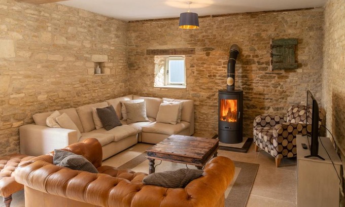 Dyrham House | Middle Barn