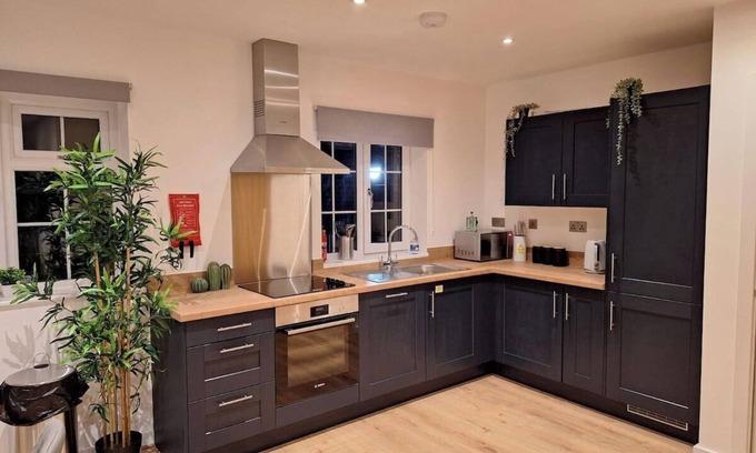 Wisbech Apartment | Midnight Garden fully furnished apt with parking.
