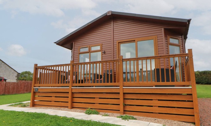 Morpeth Cottage | MILDRED'S LODGE, pet friendly, with hot tub in Felton