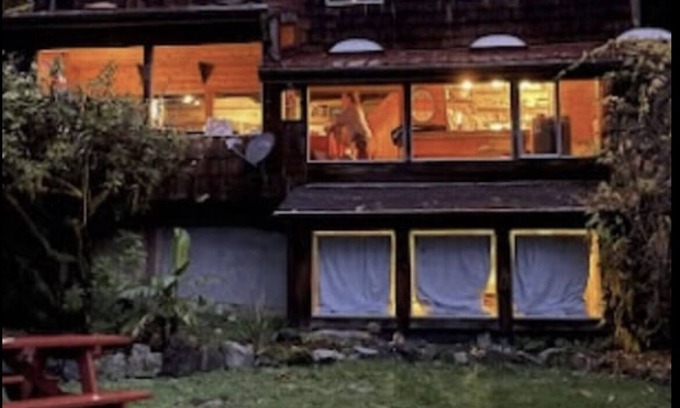 Eddyville Cabin | Miles of trails, hot tub, sand volleyball court and 13 miles to beach