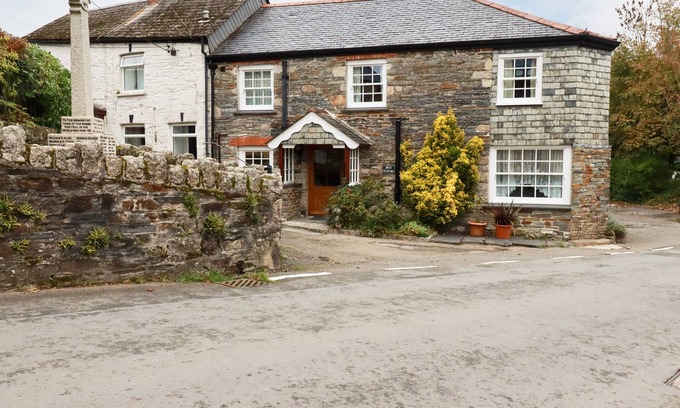 St. Neot Cottage | MILL COTTAGE, character holiday cottage, with open fire in St Neot