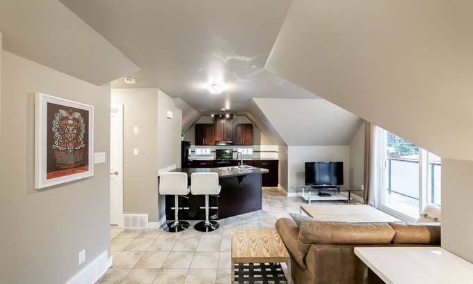 Edmonton House | MILL CREEK RAVINE - PRIVATE & QUIET - TRAILS & PARKS - RUNNERS & SKIERS