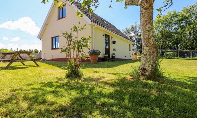 Milford Haven Cottage | MILL VIEW, pet friendly, with a garden in Neyland
