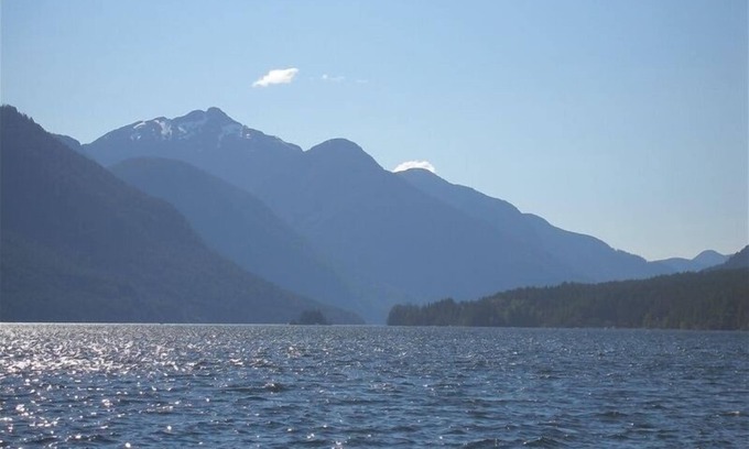 Sproat Lake House | Million Dollar View! Clear, Clean Sproat Lake. 2300.00 Canadian/Week