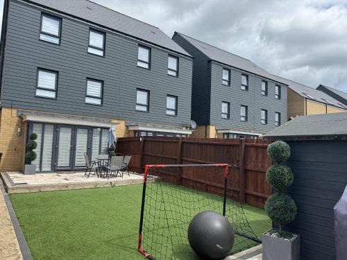 Milton Keynes House | Milton Keynes Retreat - 4 Bedroom Luxury House
