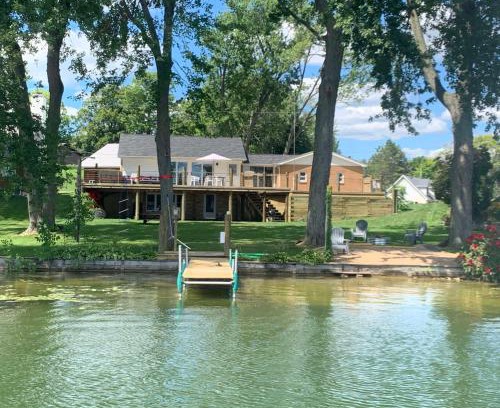Bradley House | Miner Lake Lakefront Beach Cottage for Family Fun