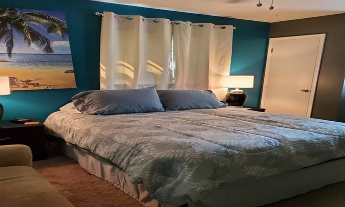 Lutz House | Mini Oasis at Paradise- a cozy studio in the clothing-optional Paradise Lakes