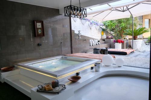 Padova Apartment | Mini piscina idromassaggio giardino e vista a mare