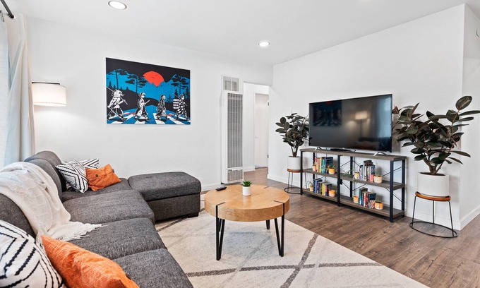 Central Escondido House | Minimalism & a Splash of Anime Home