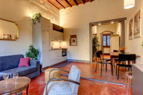 Sant' Ambrogio Apartment | Minnesota Apartment by Mamo Florence