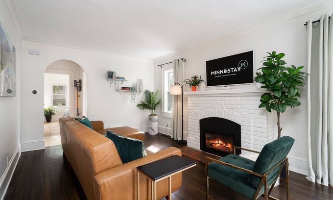 Fulton House | MINNeSTAY* Fulton Gates