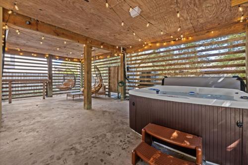 Colington House | Mins to Beach Hot Tub Projector Shuffleboard