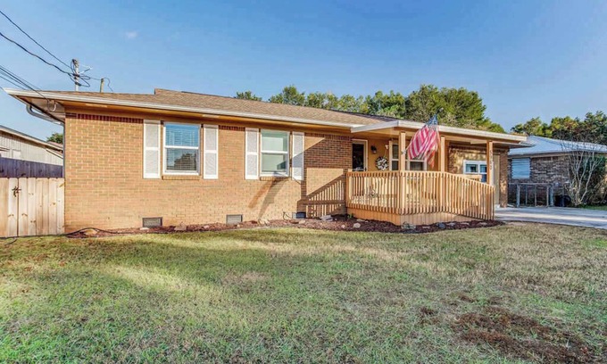 Pensacola Heights House | Mins to Beach & Shopping! Brilliant in Bellview