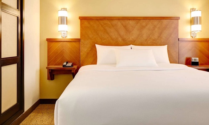 Austin Hotel | Minutes Away from Barton Springs! Pets Allowed, Outdoor Pool, FREE Parking!