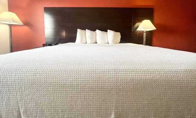 Cuero House | Minutes from Cuero Municipal Golf Course! Unit w/ Kitchenette, FREE Parking!