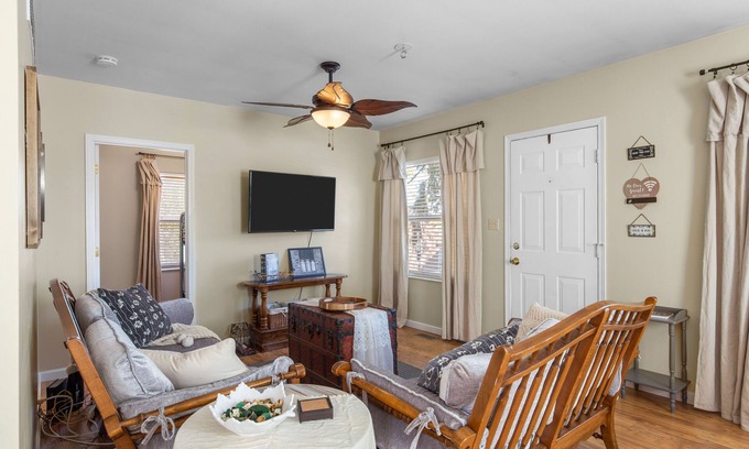 St. Charles Historic District House | Minutes from Main Street - Updated House w/4 Patios, Private Parking & Trolley